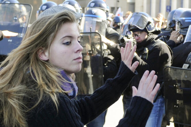 Une lycéenne durant les manifestations contre la réforme des retraites en 2010.
