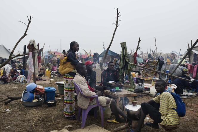 Dans le camp de déplacés de l’aéroport de Bangui, près de 30 000 personnes se sont réfugiées pour fuir les affrontements et les représailles entre soldats de la Séléka et milices anti-balaka, venues prendre la ville.