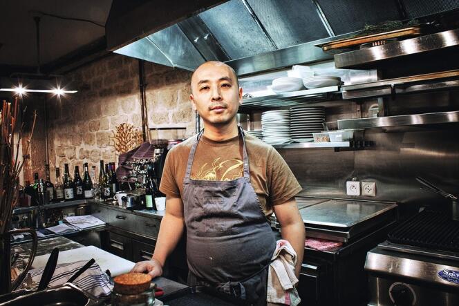 Katsuaki Okiyama oeuvre à l'Abri (Paris 10e), où  il alterne menus  de dégustation accompagnés de vins choisis et méga-sandwichs gastronomiques.