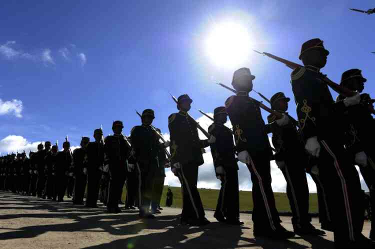The South African Presidential Guard escort the coffin of former South African President Nelson Mandela for his funeral ceremony in Qunu, Eastern Cape in this December 15, 2013 handout picture provided by the South African Government Communication and Information System (GCIS). REUTERS/Elmond Jiyane/GCIS/Handout via Reuters  (SOUTH AFRICA  - Tags: MILITARY SOCIETY OBITUARY POLITICS) THIS IMAGE HAS BEEN SUPPLIED BY A THIRD PARTY. IT IS DISTRIBUTED, EXACTLY AS RECEIVED BY REUTERS, AS A SERVICE TO CLIENTS. FOR EDITORIAL USE ONLY. NOT FOR SALE FOR MARKETING OR ADVERTISING CAMPAIGNS. NO SALES. NO ARCHIVES