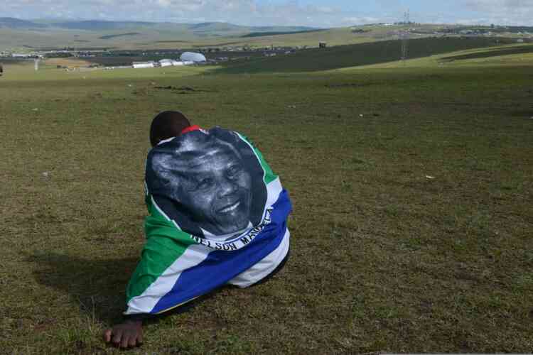Un Sud-Africain se recueille non loin de la tente funéraire installée à Qunu, pour l'ultime hommage à Nelson Mandela.