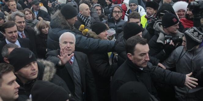 Le sénateur américain John McCain est venu place de l'Indépendance à Kiev pour soutenir les manifestants.