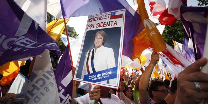 Des partisans de Michelle Bachelet lors du second tour de la présidentielle, le 15 décembre au Chili. 
