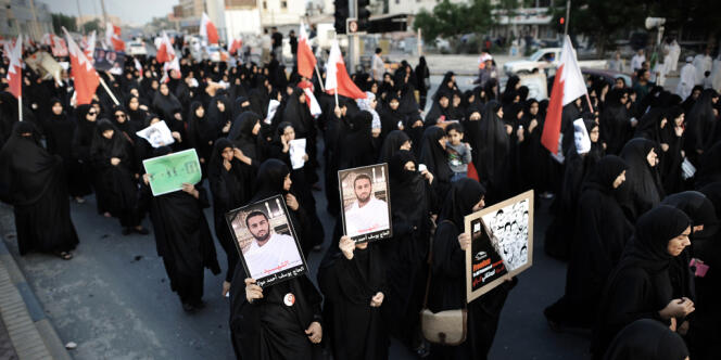 Des femmes manifestent contre le gouvernement au Bahreïn et brandissent le portrait d'une militant, Yussef Ahmed Al-Mawali, mort en prison en 2012, près de Manama fin novembre.