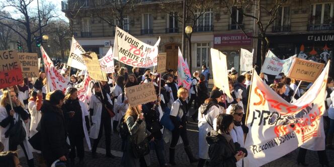 Manifestation des sages-femmes à Paris, le 16 décembre 2013.