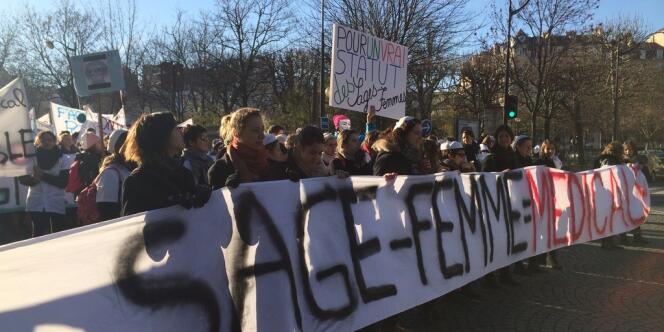 Manifestation des sages-femmes à Paris, le 16 décembre 2013.