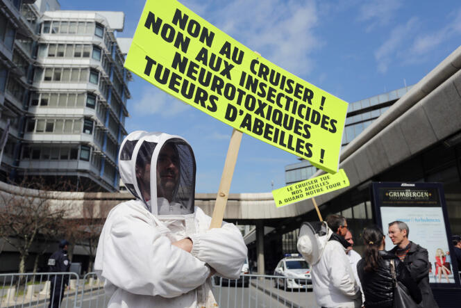 L'UE a interdit pour deux ans en avril l'usage sur une série de cultures de trois pesticides de cette famille, dont l'imidaclopride, car ces produits ont été jugés responsables de l'hécatombe d'abeilles. 