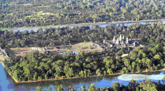 Vue aérienne d'Angkor Vat avec ses douves et ses deux bassins.