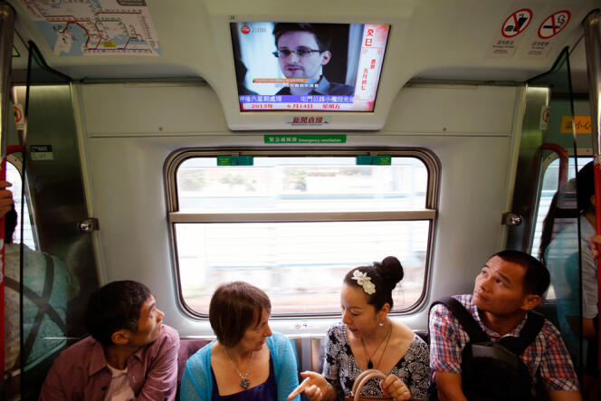 Edward Snowden, le consultant de l'Agence de sécurité nationale (NSA), par qui le scandale des écoutes a été révélé. Ici sur la télévision d'un train hongkongais, le 14 juin.