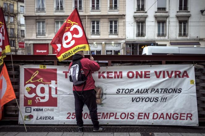 Manifestation de salariés de Kem One devant le tribunal de commerce de Lyon, mercredi 17 décembre.