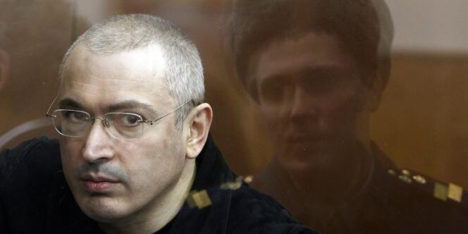 Arrêté en 2003, Mikhaïl Khodorkovski, qui était alors considéré comme l'homme le plus riche de Russie, a été condamné en 2005 avec son associé Platon Lebedev à huit ans de camp pour « escroquerie et fraude fiscale ».