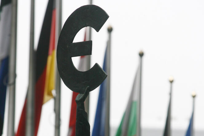 Le symbole de l'euro devant le parlement européen de Bruxelles.