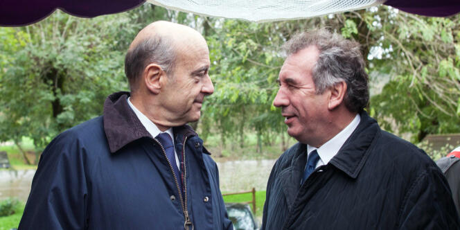 Alain Juppé et François Bayrou, le 10 novembre 2013 à Saint-Léon-sur-Vézère (Dordogne).