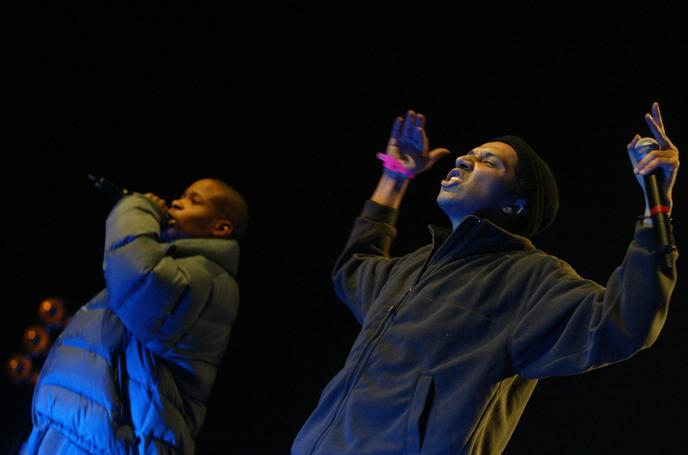 Le groupe de rap La Rumeur sur la scène du Zénith à Paris, en mars 2004. 