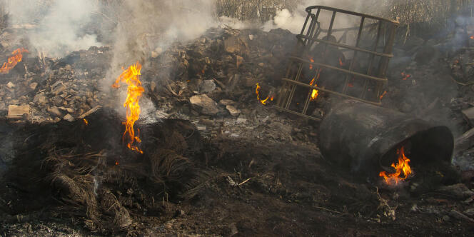 Dans une décharge sauvage de déchets industriels toxiques, à Caivano, près de Naples, en juillet 2012. 