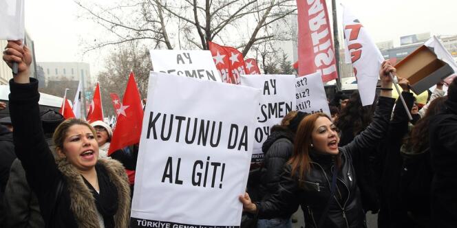 Des manifestants appellent le gouvernement turc à la démission à Ankara, le 21 décembre.