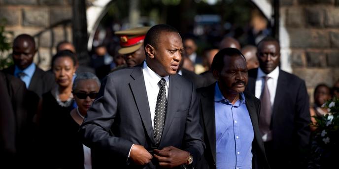 Uhuru Kenyatta (au premier plan, à gauche), le 27 septembre 2013 à Ichawara (Kenya).