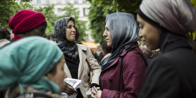 Des femmes voilées manifestent pour obtenir le droit d’accompagner les sorties scolaires, le 18 mai, à Paris. 