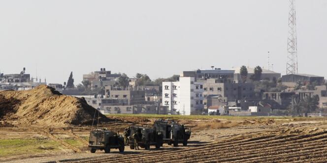 Des jeeps israéliennes à la frontière de la bande de Gaza.