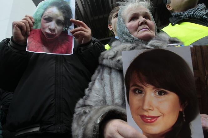 Des militants proeuropéens brandissent les portraits de la journaliste ukrainienne Tetiana Tchornovol, après son agression le mardi 24 décembre.