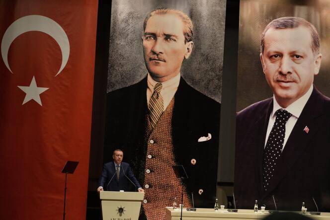 Le premier ministre Recep Tayyip Erdogan lors de son discours à Ankara le 25 Décembre, tournant le dos à son portrait et à celui de Atatürk. 