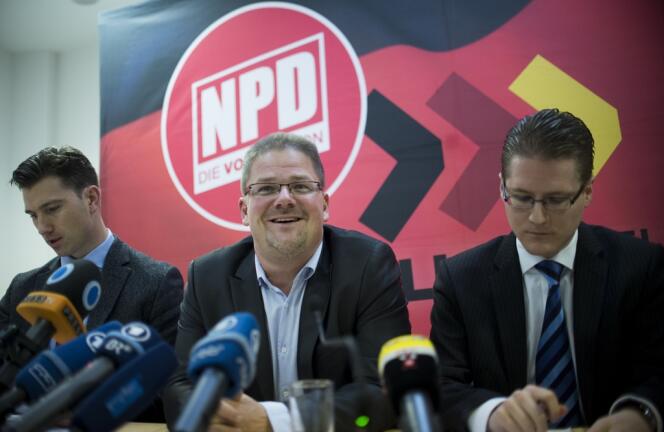 Holger Apfel, président démissionnaire du NPD, au centre de la photographie.