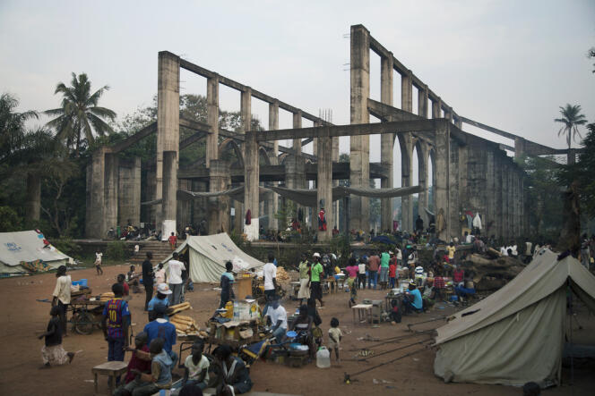 Des habitants déplacés, installés autour de l’église Saint-Paul, à Bangui, le 30 décembre 2013.