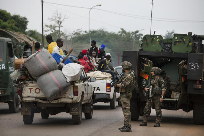  Des habitants de Bangui quittent la capitale centrafricaine, vendredi 27 décembre. 