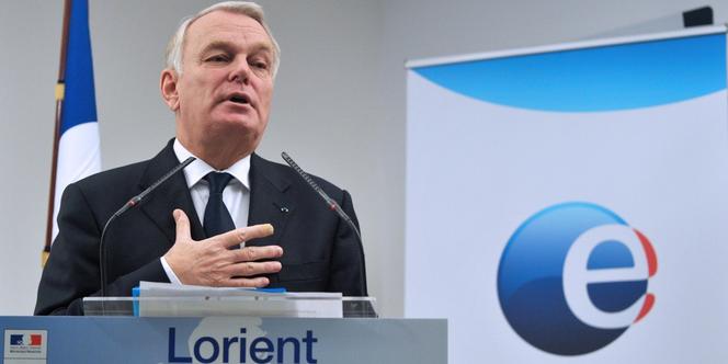 Le premier ministre, Jean-Marc Ayrault, a défendu la politique de l'emploi menée par son gouvernement, lors d'une visite d'une agence de Pôle emploi à Lorient, le 27 décembre.