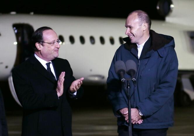 Le prêtre Georges Vandenbeusch (à droite), accueilli par François Hollande à son arrivée en France, mercredi 1er janvier.