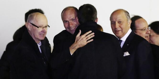 Le père Georges Vandenbeusch (au centre, de face) a été accueilli à l'aéroport de Villacoublay par l'évêque de Nanterre, Gérard Daucourt (à gauche) le ministre des affaires étrangères, Laurent Fabius, et le président de la République, François Hollande. 