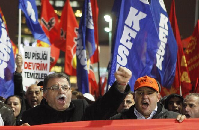 Des manifestants demandent la démission du premier ministre Erdogan après le scandale de corruption qui entache son gouvernement.