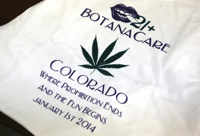 Sur un tee-shirt vendu dans un magasin de cannabis, le 1er janvier.