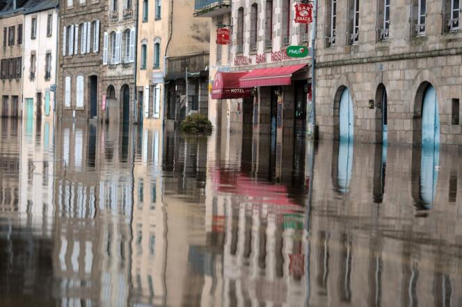 A Quimperlé, la ville la plus touchée, le niveau de l'eau a atteint 1,50 m dans les habitations.