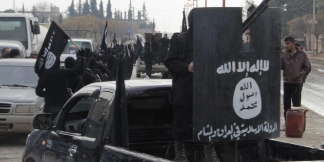 Des combattants affiliés à l'Etat islamique en Irak et au Levant paradent en Syrie, près de la frontière turque, le 2 janvier 2014.