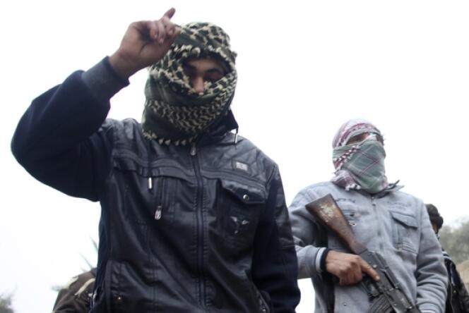 Des combattants islamistes dans les rues de Fallouja, le 3 janvier. 