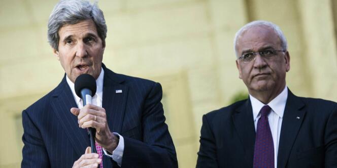 John Kerry donne une conférence de presse aux côtés du négociateur palestinien, Saeb Erekat. 