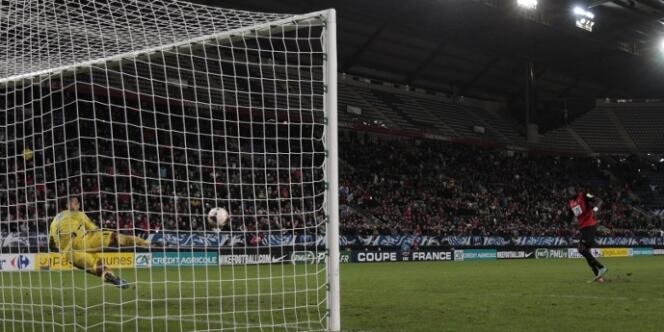 Dernier penalty tiré par Tiemoue Bakayoko, de Rennes, pendant les 32es de finale de la Coupe de France le 4 janvier à Rennes. 