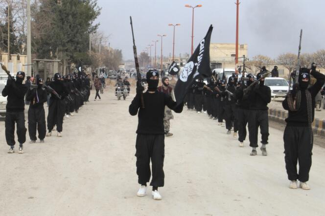 Défilé de combattants de l'Etat islamique d'Irak et du Levant (EIIL), groupe lié à Al-Qaida, à Tel Abyad, à proximité de la frontière turque, le 2 janvier 2014.