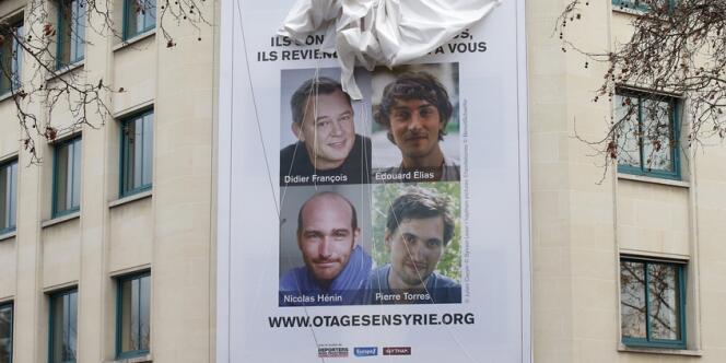 Une affiche de soutien aux quatre journalistes français enlevés en Syrie, le 6 janvier à Paris.