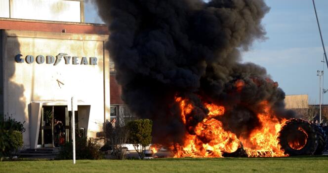 Des pneus en feu devant l'usine Goodyear d'Amiens, mardi 7 janvier.