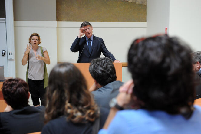 Le ministre de l'éducation, Vincent Peillon, face aux premiers étudiants des Ecoles supérieures du professorat et de l'éducation de l'Université Toulouse-I-Capitole, le 26 août 2013.
