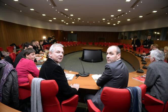 Le secrétaire général de la CGT Thierry Lepaon et son homologue de la CFDT Laurent Berger lors d'une réunion des principaux syndicats à Paris, le 25 novembre 2013. 