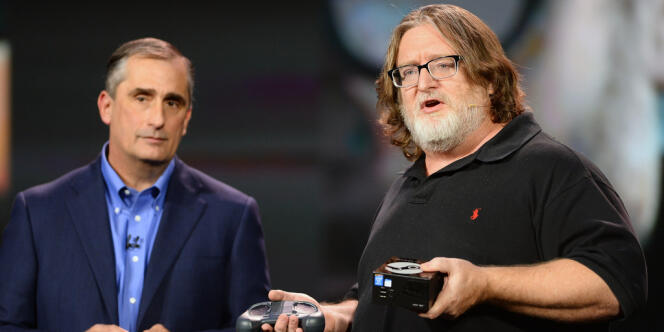 Gabe Newell, cofondateur de Valve, tient en main une Steam Machine.