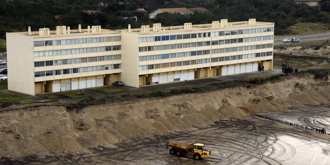 L'immeuble Le Signal, à Soulac-sur-mer, n'est plus qu'à 20 mètres à peine d'une falaise de sable.