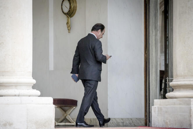 François Hollande, président de la république, consulte ses SMS après la cérémonie des vœux aux Corps constitués au Palais de l'Elysée à Paris, mardi 7 janvier 2014.