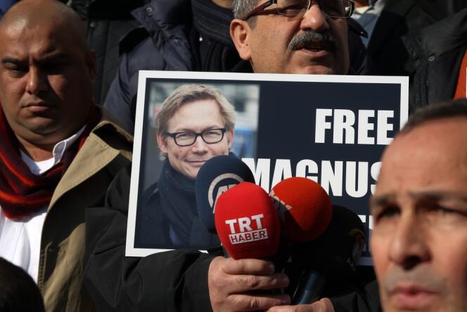 Manifestation pour la libération de Magnus Falkehed, à Ankara, le 23 décembre 2013. Il est l'un des deux journalistes suédois à avoir été libérés par l'Etat islamique en Irak et au Levant (EIIL), a-t-on appris mercredi 8 janvier 2014.