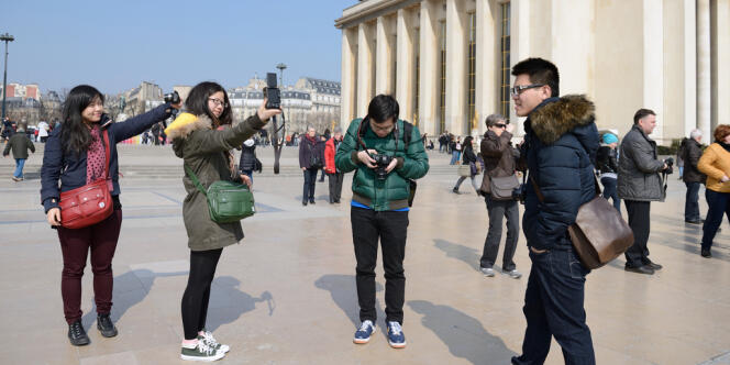 Des touristes chinois au Trocadero, à Paris, le 27 mars.