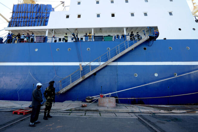Le chalutier russe « Oleg-Naydenov », arraisonné par des commandos sénégalais, à quai le 5 janvier dans le port de Dakar.