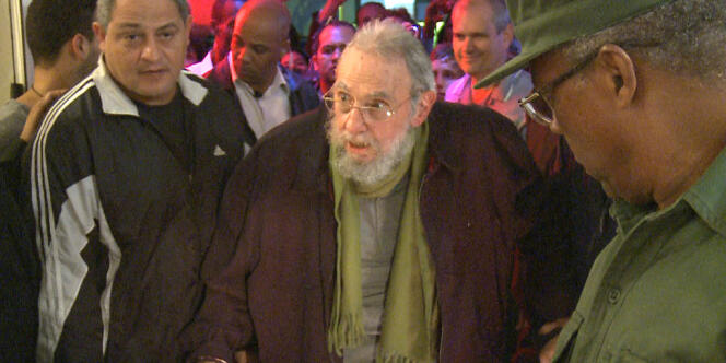Fidel Castro lors de l'inauguration d'une exposition du plus célèbre peintre cubain, Wifredo Lam.